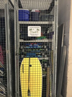 Dusj, hårføner, håndklær og såpe