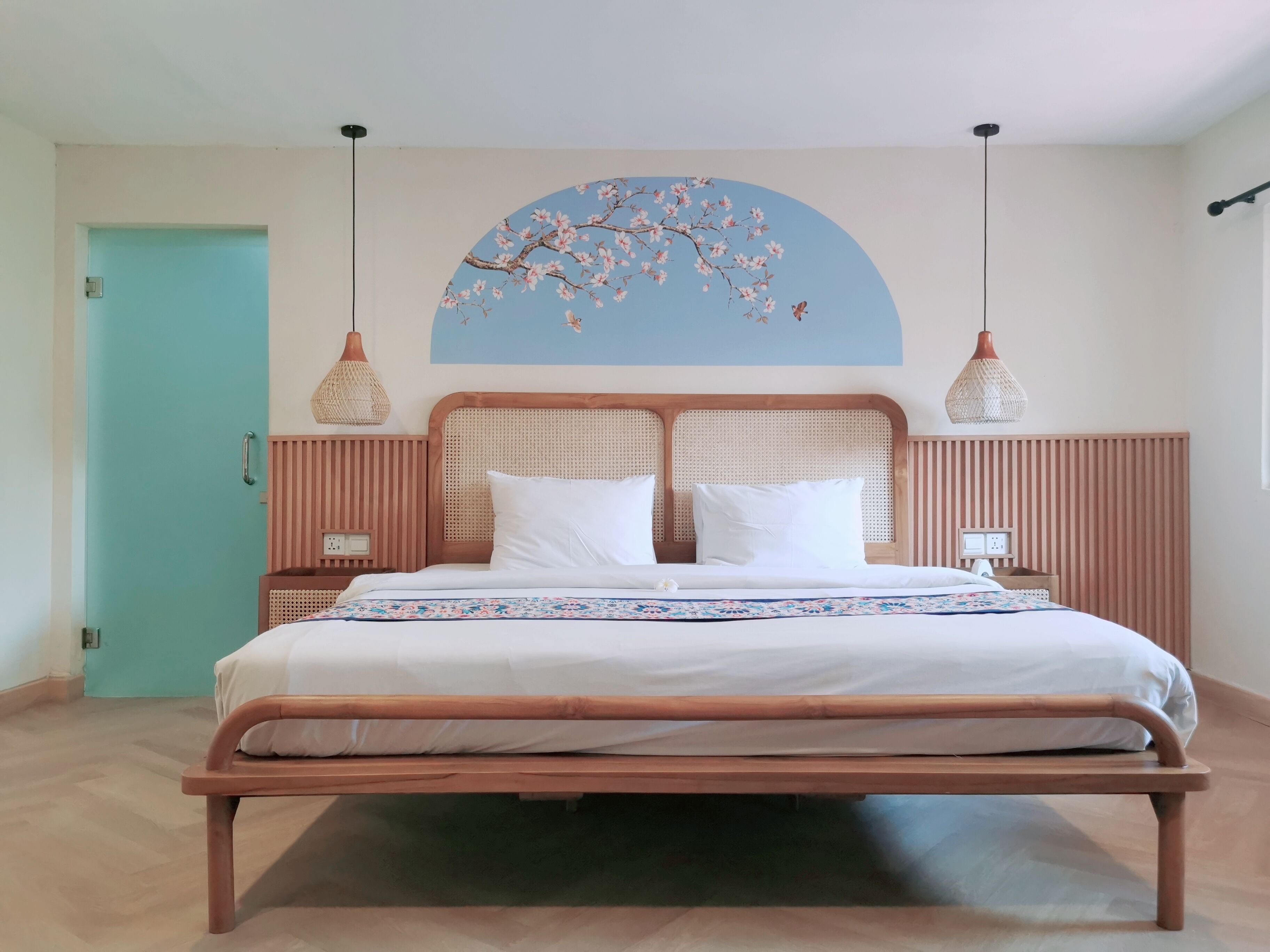 3 bedrooms, in-room safe, iron/ironing board, travel cot