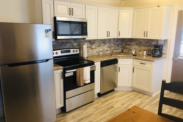 Geladeira, micro-ondas, fogão, cooktop