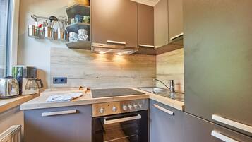 Appartement (Appartement) | Privékeuken | Een koelkast met diepvriezer, een oven, een kookplaat, een vaatwasser