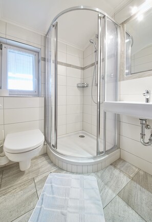 Apartment, 3 Bedrooms (Appartement Top 6) | Bathroom | Bathrobes, towels, soap, toilet paper