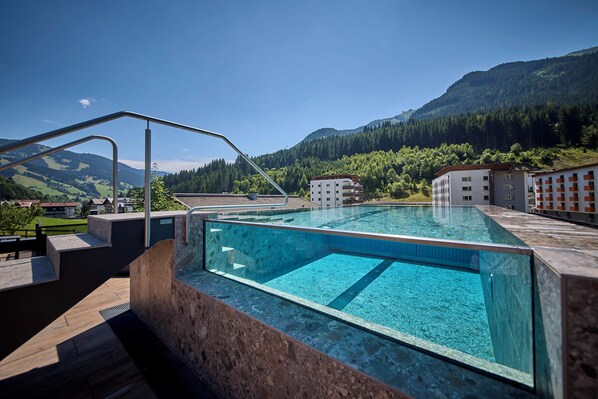 Outdoor pool, sun loungers - ThePoolhouse Boutique Lodge (Saalbach-Hinterglemm)