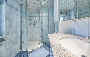 Apartment, 3 Bedrooms (Appartement Top 6) | Bathroom | Bathrobes, towels, soap, toilet paper