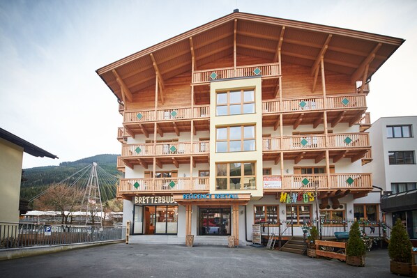 A multi-story wooden building with balconies and a sign reading "Residence Kristall." - Appartement Bretterbude (Saalbach-Hinterglemm)