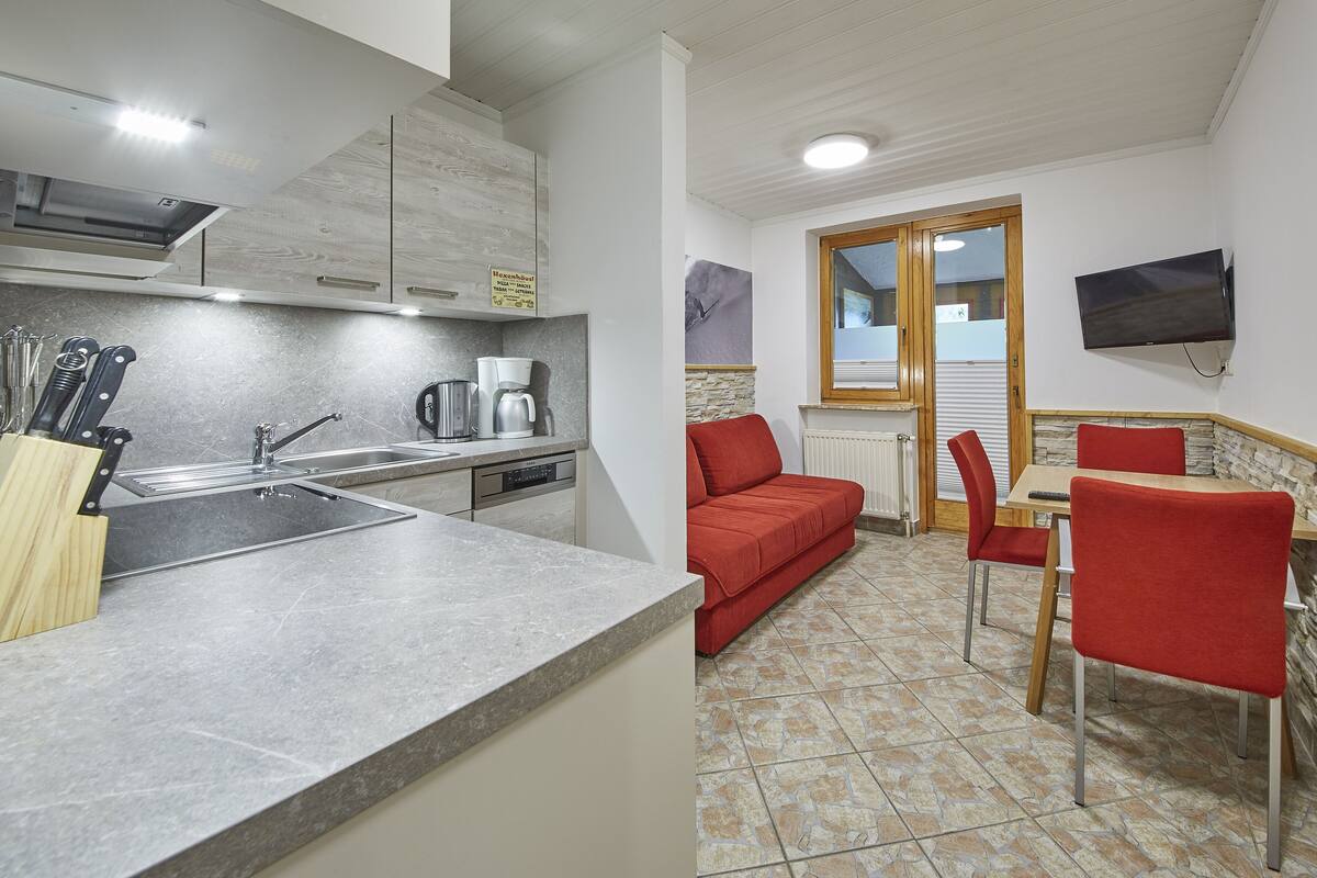 Leilighet, 1 soverom, fjellutsikt (Appartement Top 15) | Oppholdsområde | En 50-tommers Flatskjerm-TV med kabel-kanaler samt TV