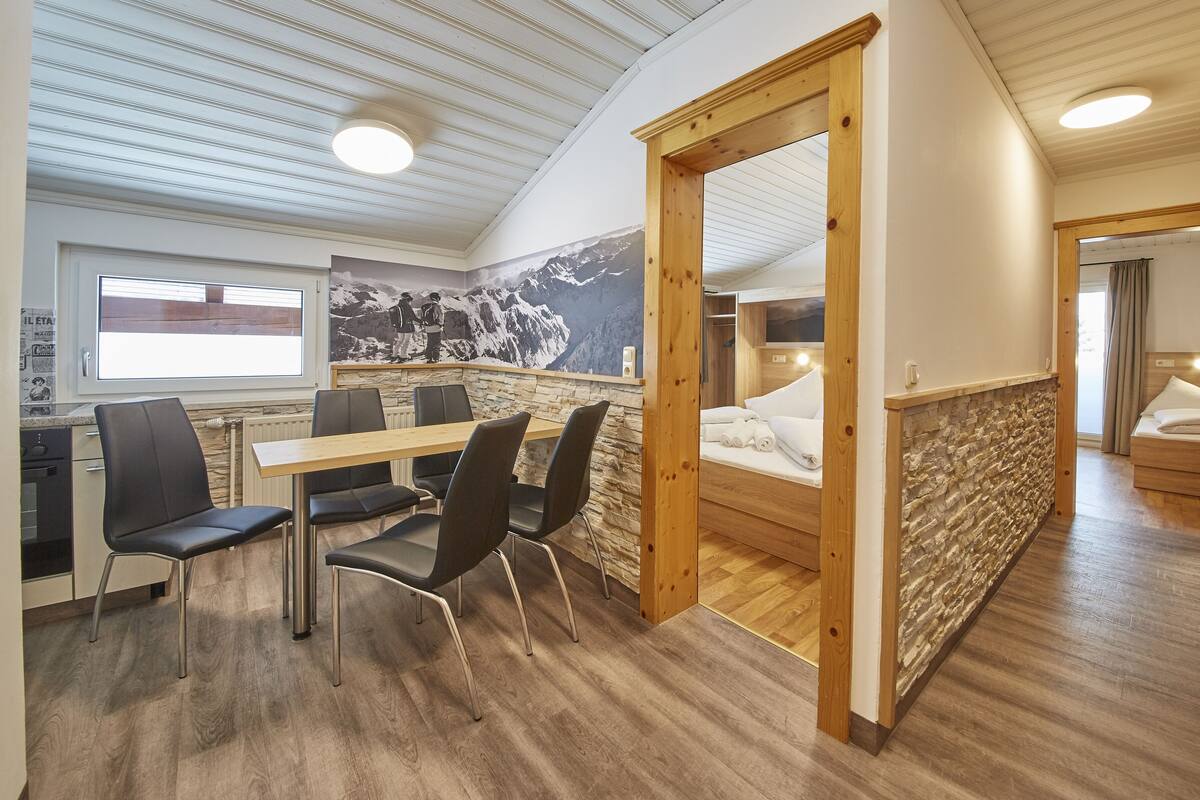 Leilighet, 1 soverom, fjellutsikt (Appartement Top 10) | Oppholdsområde | En 50-tommers Flatskjerm-TV med kabel-kanaler samt TV