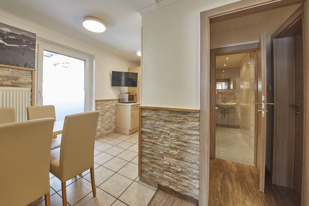 Leilighet, 2 soverom, fjellutsikt (Appartement Top 4) | Oppholdsområde | En 50-tommers Flatskjerm-TV med kabel-kanaler samt TV