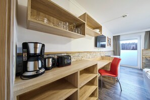Classic Apartment, 1 Bedroom, Balcony | Kalis bunyi, cadar katil 