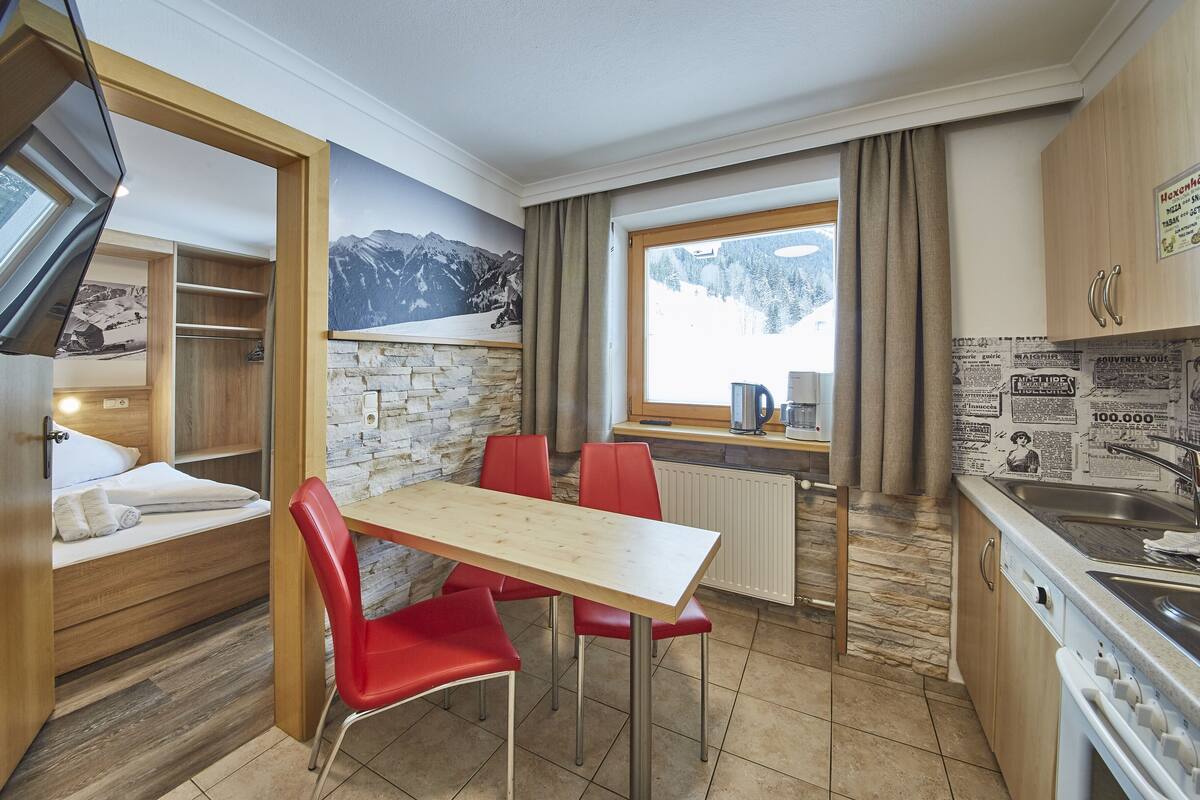 Leilighet, 1 soverom, fjellutsikt (Appartement Top 12) | Oppholdsområde | En 50-tommers Flatskjerm-TV med kabel-kanaler samt TV