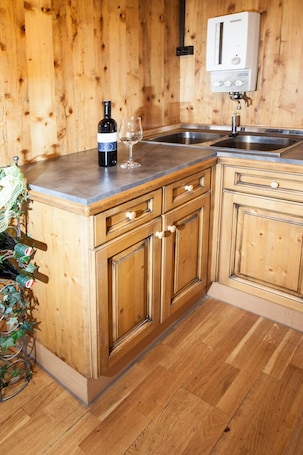 Refrigerador con freezer, microondas, horno, placa de cocina