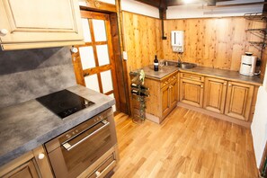 Chalé, 3 quartos (Chalet) | Cozinha privada | Geladeira grande, micro-ondas, fogão, cooktop