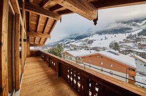 Chalet, 5 Bedrooms, Mountain View (Chalet Top 2) | Balcony view