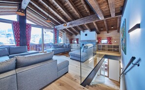 木屋, 5 间卧室, 山景 (Chalet Top 2) | 起居区 | 平板电视