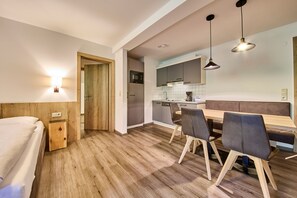 Leilighet, 2 soverom, fjellutsikt (Gappmaier Top 6) | Oppholdsområde | En 40-tommers Flatskjerm-TV med kabel-kanaler samt TV