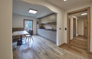 Departamento básico, 3 habitaciones, sauna, vista a la montaña (Gappmaier Top 2) | Cocina privada | Refrigerador, microondas, parrilla de estufa y lavavajillas 