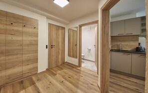 Una cocina moderna con armarios de madera y horno empotrado.