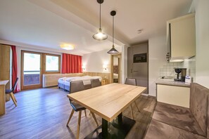 Departamento, 2 habitaciones, vista a la montaña (Gappmaier Top 6) | Área de sala de estar | Televisión de pantalla plana de 40 pulgadas con canales por cable 