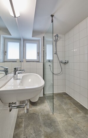 House, 5 Bedrooms (Holiday Lodge) | Bathroom | Shower, towels