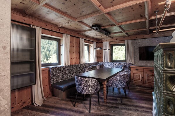 Xalet, 2 dormitoris, sauna, vistes a la muntanya (Lodge) | Sala d'estar | Televisor de pantalla plana