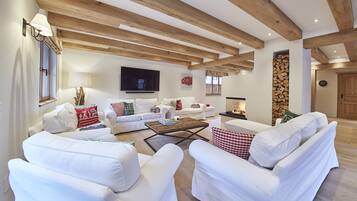 Chalet, 5 habitaciones, vista a la montaña (Lodge) | Área de sala de estar | Televisión de pantalla plana y chimenea