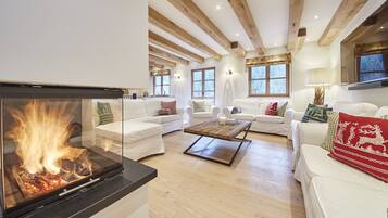 Nhà gỗ, 5 phòng ngủ, quang cảnh núi (Lodge) | Khu phòng khách | TV màn hình phẳng, lò sưởi