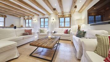 Nhà gỗ, 5 phòng ngủ, quang cảnh núi (Lodge) | Khu phòng khách | TV màn hình phẳng, lò sưởi