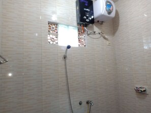 House, 2 Bedrooms | Bathroom shower - Homestay Omah Seledri Batu (Batu)