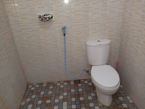 House, 2 Bedrooms | Bathroom | Shower, free toiletries - Homestay Omah Seledri Batu (Batu)