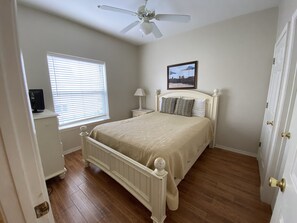 4 bedrooms, iron/ironing board, WiFi, bed sheets - Spacious Townhome | Self Checkin | Great Location | Free WiFi | Fresh & Clean (Miramar Beach)