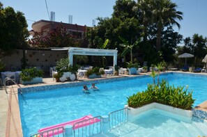 Outdoor pool, pool umbrellas, sun loungers - Kostaspant apartments (Platanias)