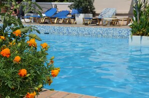 Outdoor pool, pool umbrellas, sun loungers - Kostaspant apartments (Platanias)