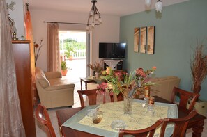 Appartement, 2 chambres | Coin séjour | Télévision à écran plat