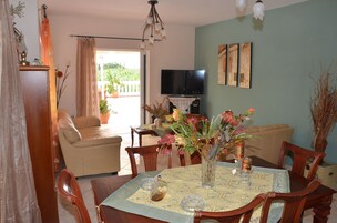 Apartamento, 2 habitaciones | Zona de estar | Una televisión de pantalla plana