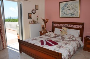 Apartamento, 2 habitaciones | Sistema de insonorización y tabla de planchar con plancha