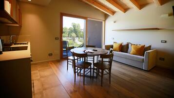 Familieleilighet, 2 soverom, bassengutsikt | Oppholdsområde | Flatskjerm-TV