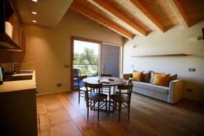 Apartament familiar, 2 dormitoris, vistes a la piscina | Sala d'estar | Televisor de pantalla plana