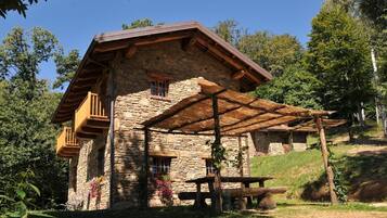 Chalet, 2 kamar tidur | Didekorasi berbeda-beda dan dilengkapi dengan perabotan berbeda-beda