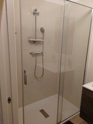 Shower, free toiletries, hair dryer, bidet - Terra Ferma Rooms & More (Salzano)