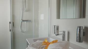 Dusche, kostenlose Toilettenartikel, Haartrockner, Bidet