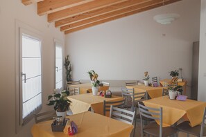 Café da manhã com buffet grátis todos os dias