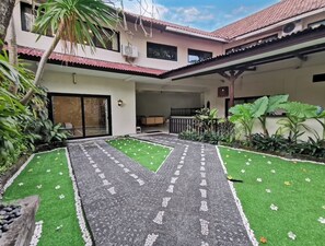 Property grounds - Villa 4 BR Central Seminyak mins to Beach (Seminyak)