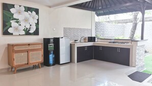 Refrigerador, microondas, parrilla de estufa y tetera eléctrica 