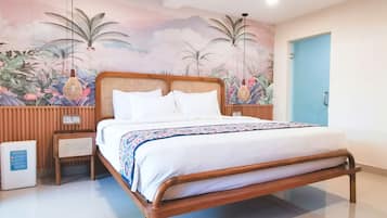 2 kamar tidur, brankas, setrika/meja setrika, dan tempat tidur bayi