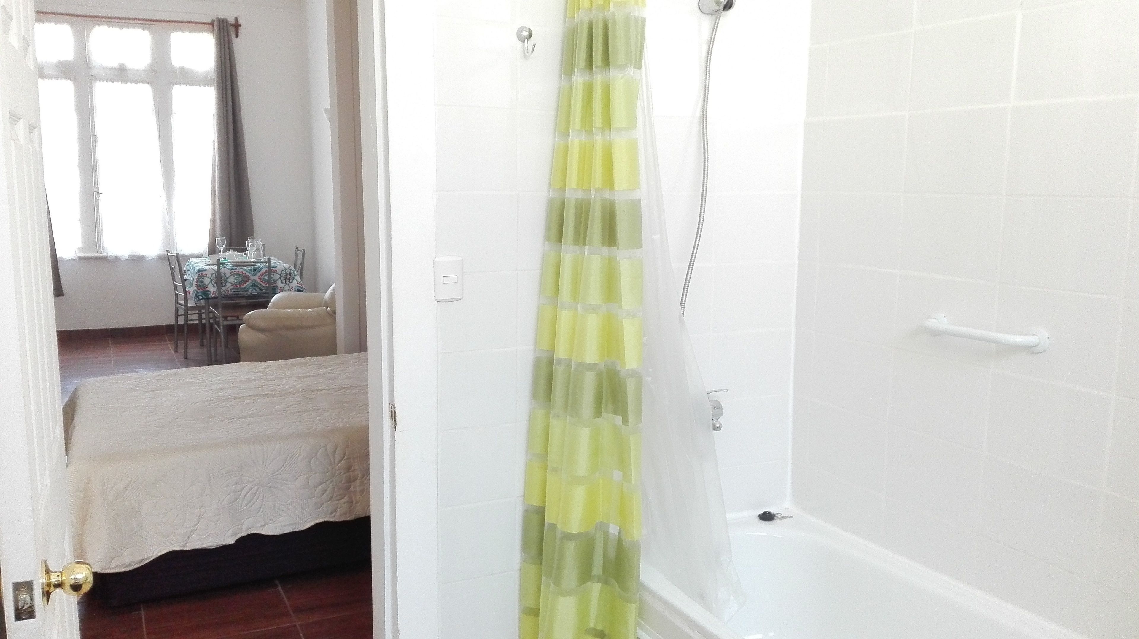 Studio Standar (Loft 1) | Kamar mandi | Bathtub, perlengkapan mandi desainer, pengering rambut, dan handuk