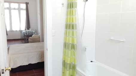 Bañera, artículos de tocador de diseñador, secador de pelo, toallas. Mediterraneo Apartments Recreo