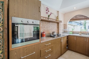 Kühlschrank, Herdplatte, Wasserkocher, Kochgeschirr/Geschirr/Besteck