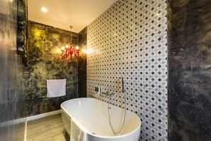 Deluxe Apartment (Gallariji) | Bathroom | Shower, free toiletries, hair dryer, towels - Jean De Valette Boutique Living (Valletta)