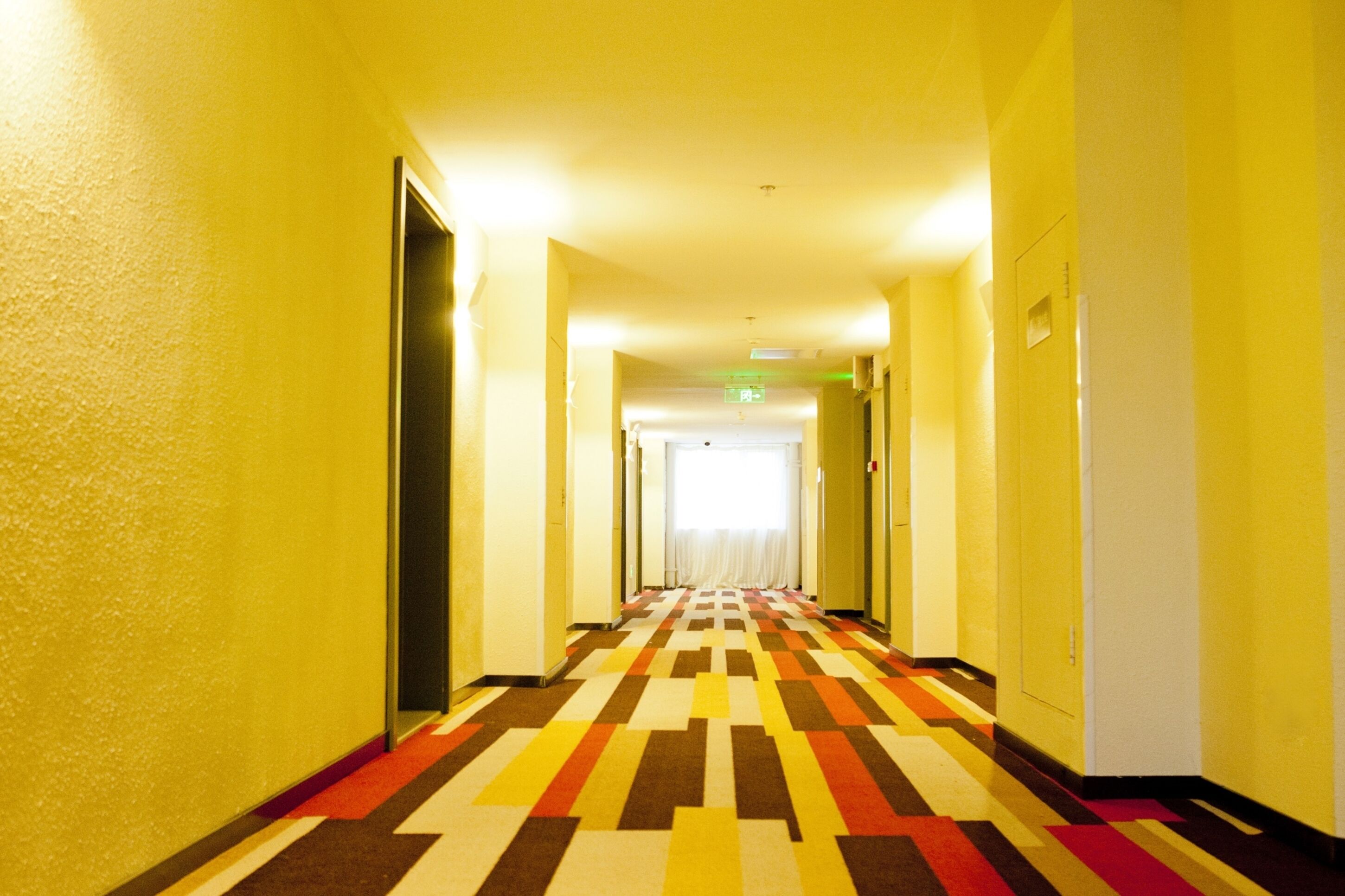 مكتب وستائر تعتيم وواي فاي مجانًا وملاءات أسرّة