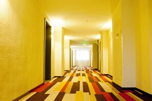 Escritorio, cortinas blackout, wifi gratis y ropa de cama