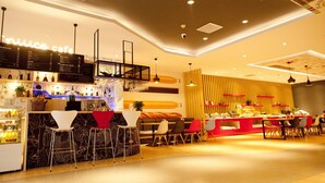Un interior de cafetería moderna con barra, asientos y una pantalla de menú.